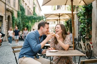 Jeune couple souriant au café en Europe