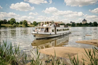 Bateau de croisière fluviale naviguant sur la Loire près de Saumur avec les châteaux en arrière-plan
