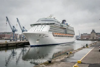 Grand navire de croisière amarré au port du Havre avec la ville en arrière-plan