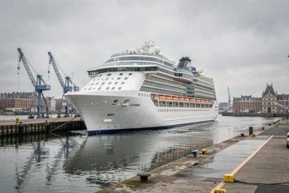 Grand navire de croisière amarré au port du Havre avec la ville en arrière-plan