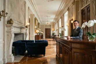 Hall d'entrée majestueux d'un hôtel de luxe dans le Nord de la France avec sol en marbre et concierge en costume