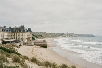 Vue panoramique d'un hôtel élégant en bord de mer dans le Pas-de-Calais avec dunes et falaises en arrière-plan