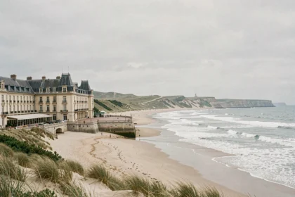 Vue panoramique d'un hôtel élégant en bord de mer dans le Pas-de-Calais avec dunes et falaises en arrière-plan