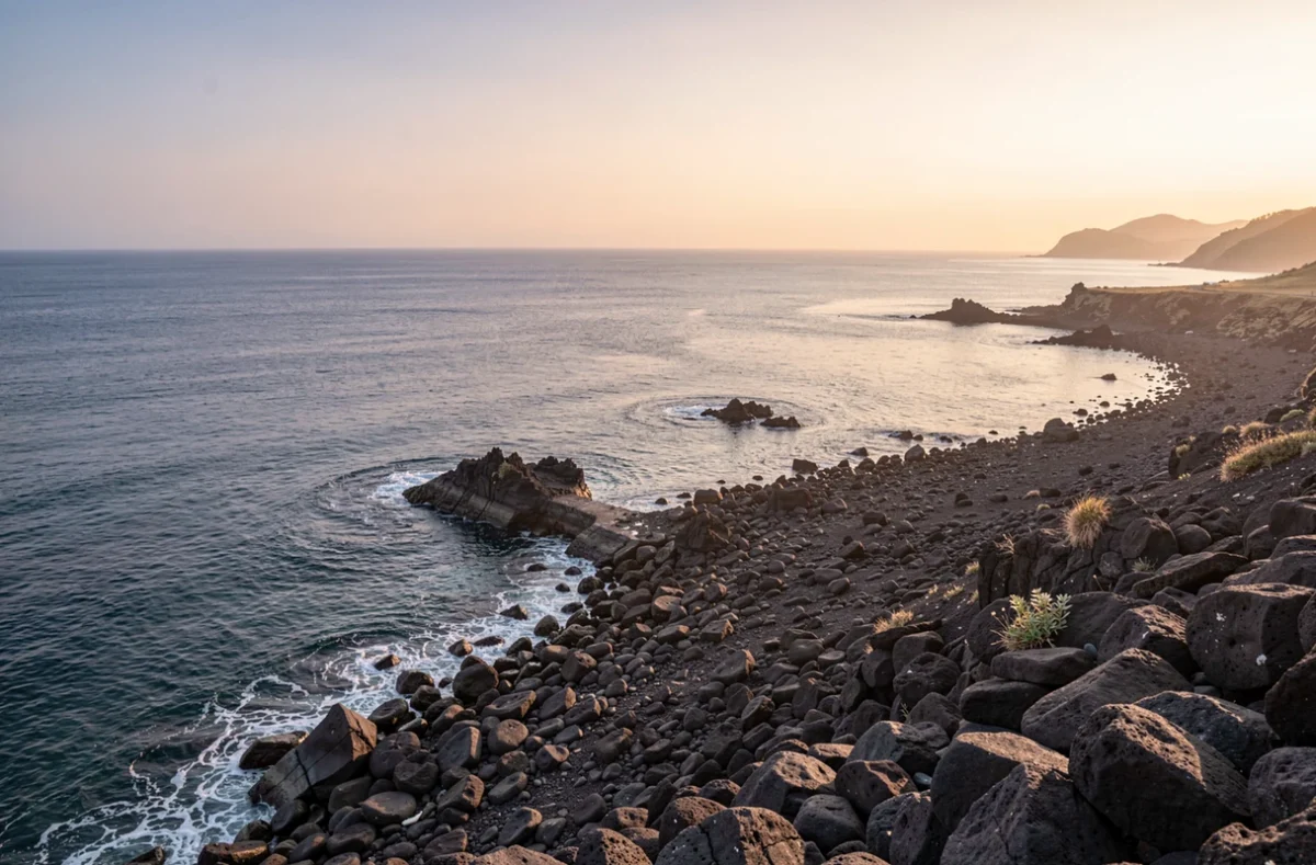 Vue d'une côte rocheuse de l'île de Jeju au lever du jour